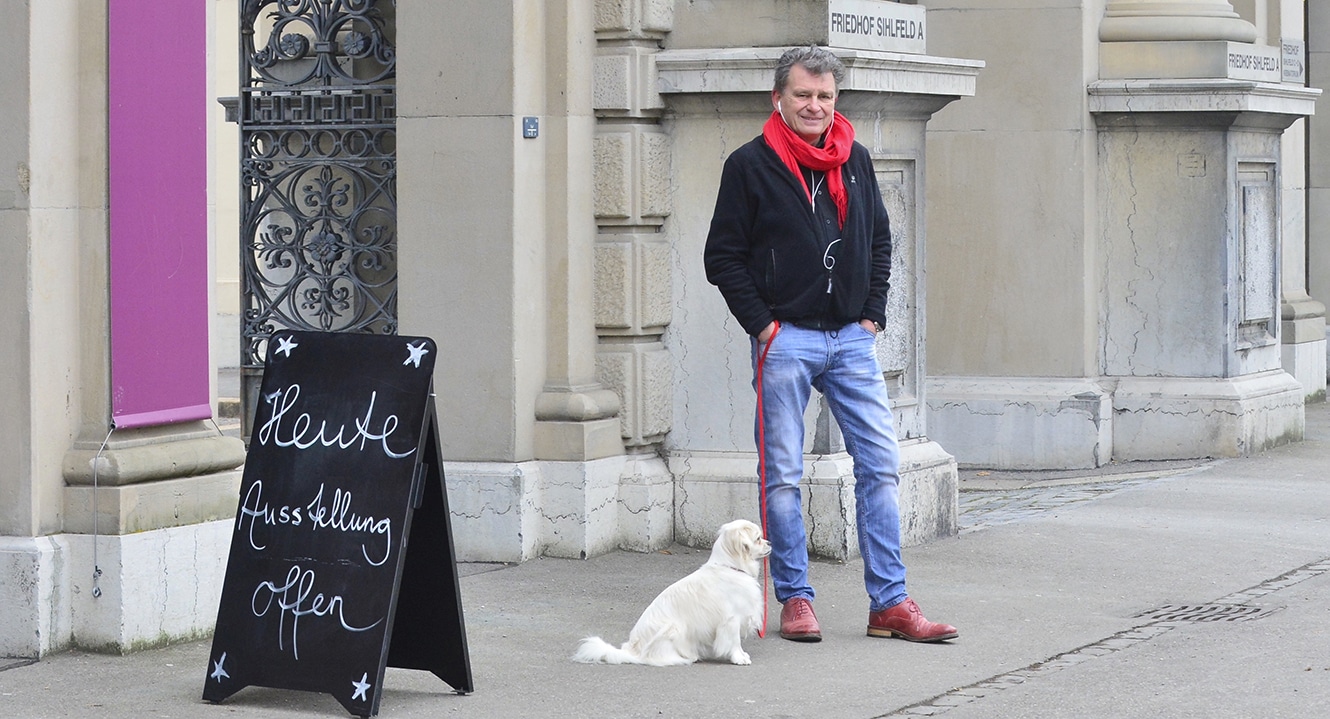 Hundeverbot. Bilbo bleibt vor dem Friedhof