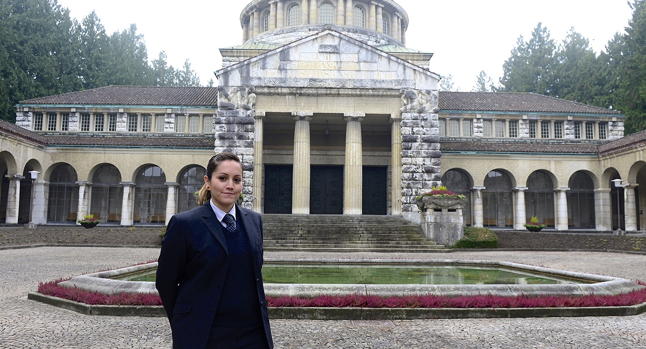 Bestatterin Jennifer Diener vor dem alten Krematorium im Friedhof Sihlfeld