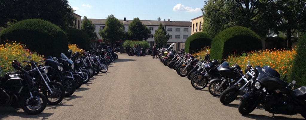 Sie reisten mit ihren Bikes auf den Hörnli-Friedhof in Riehen: Gut 250 Kameraden erwiesen ihrem verstorbenen Kollegen die letzte Ehre. (Bild: zvg)