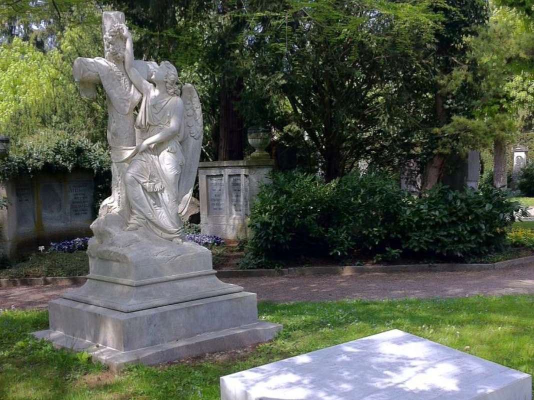 Lebensgrosser Engel auf dem Zürcher Friedhof Sihlfeld.