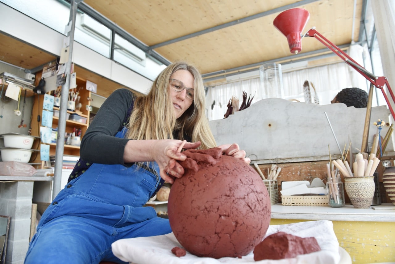 Regula Kaeser mit roter Urne