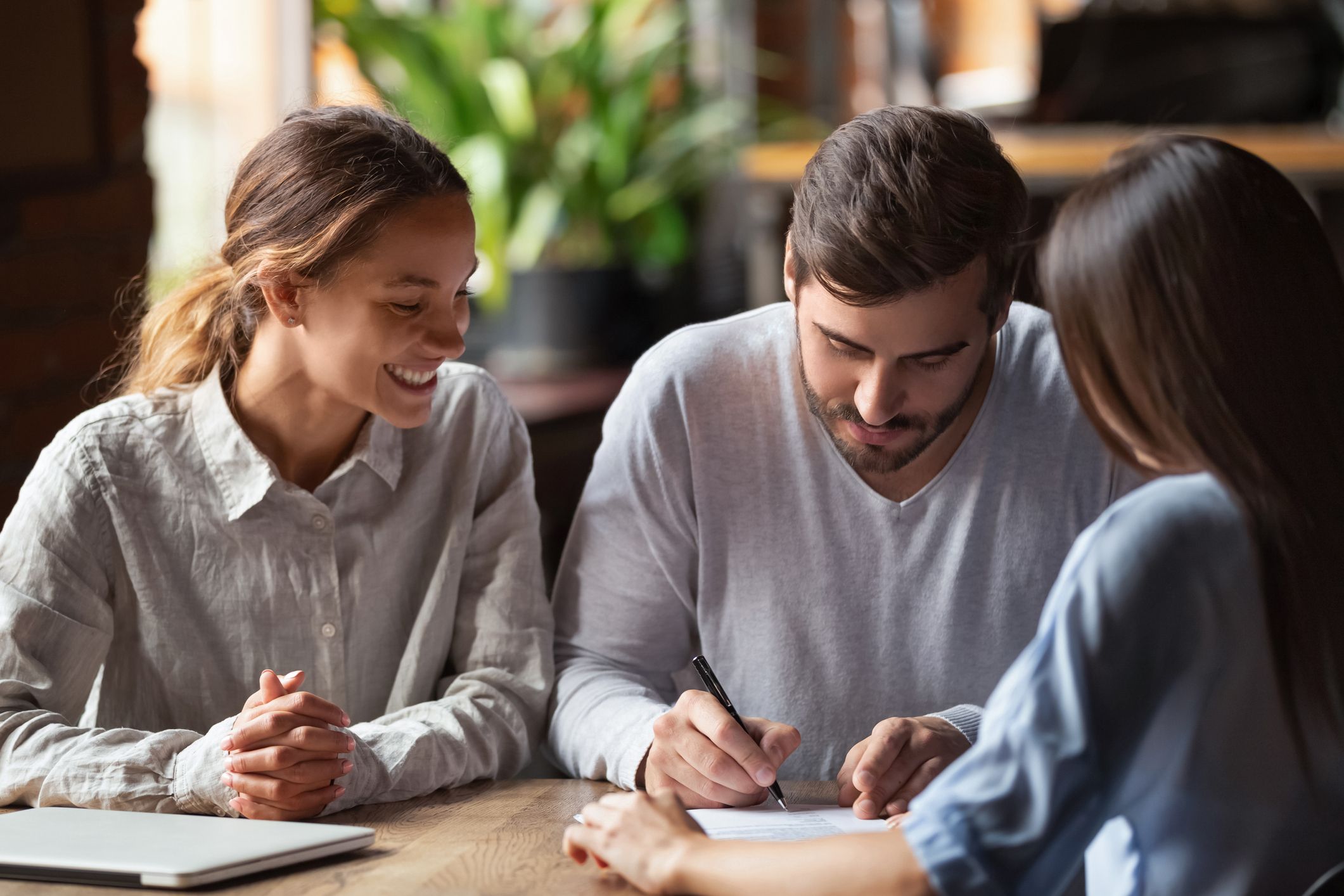 Ehevertrag: Paar steht kurz davor, zu unterschreiben.