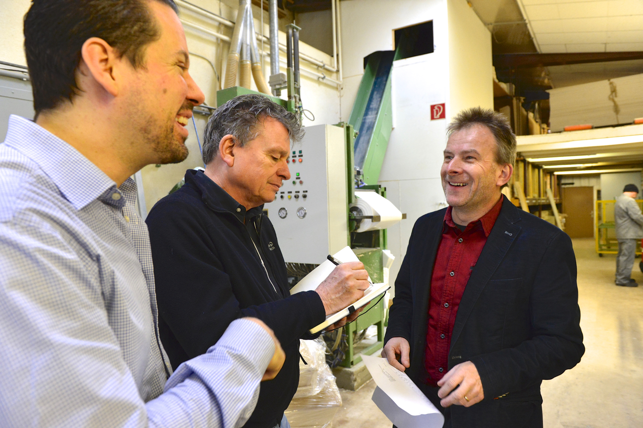 Sargfabrikant und Bestatter Urs Gerber (r.) mit dem DeinAdieu-Team Nicolas Gehrig (l.) und Martin Schuppli