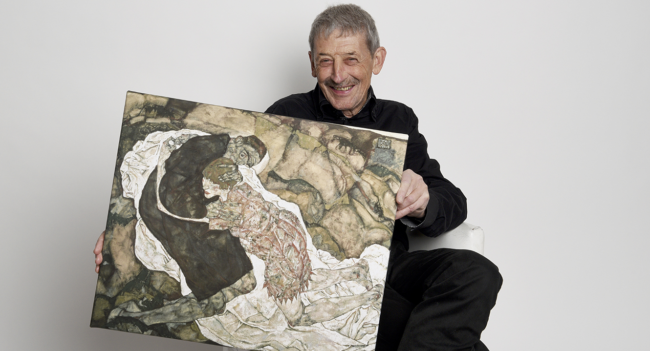 Thema Totentanz: Alois Birbaumer mit dem Bild «Tod und Mädchen» von Egon Schiele.
