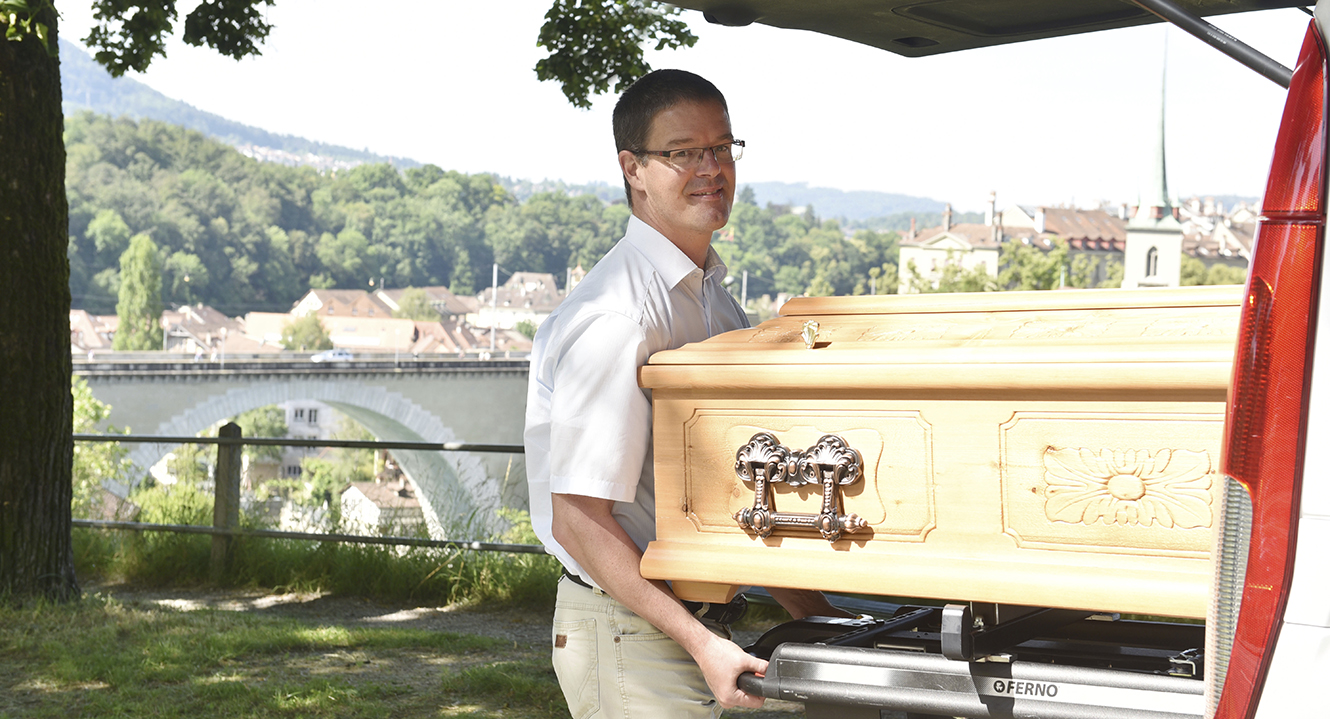 Bestatter Gyan Härri, Bestatter aus dem Kanton Bern und stv. Geschäftsführer des Bestattungsunternehmen aurora