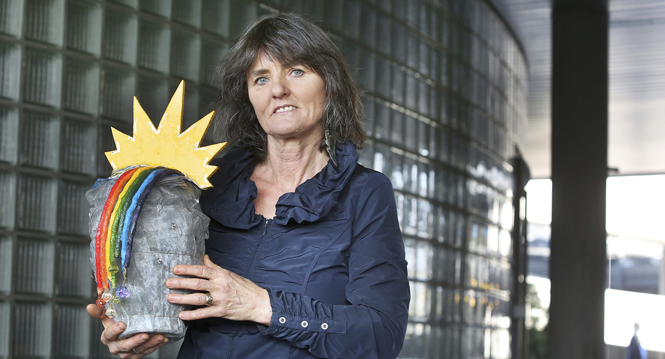 Claire Eckert mit ihrer Regenbogen Urne.