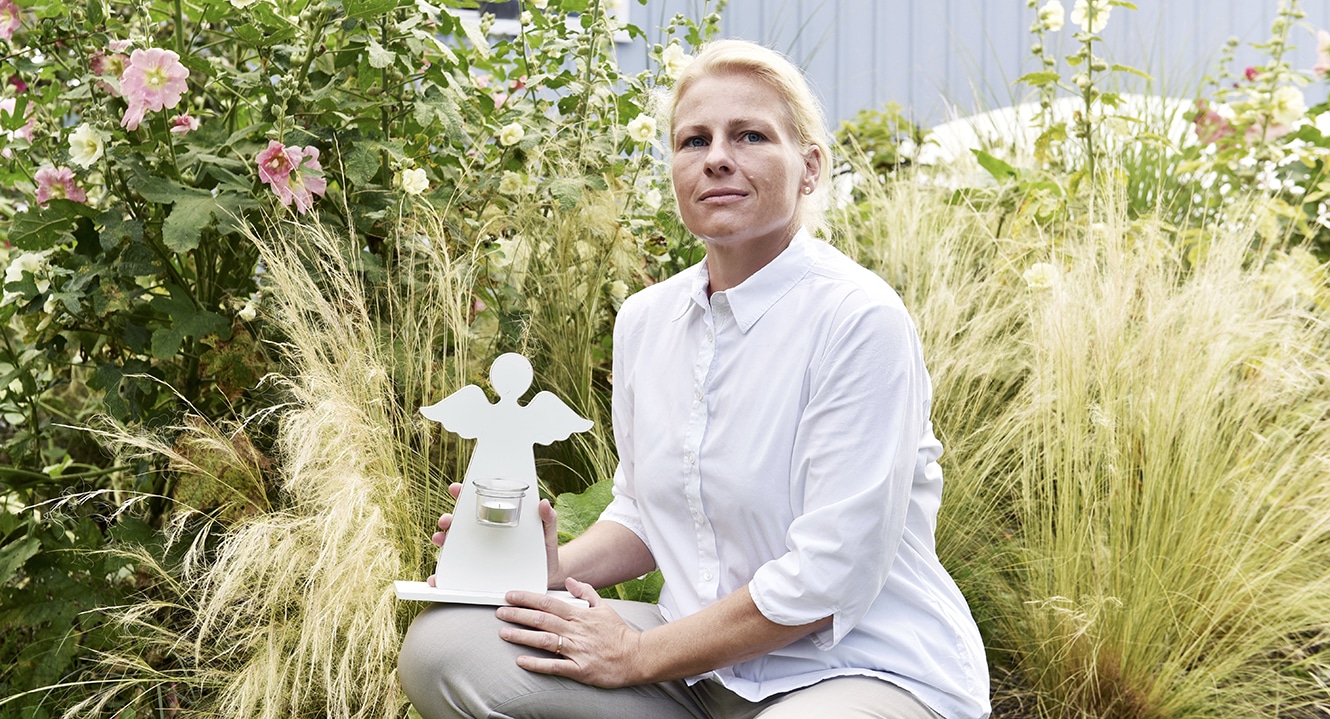 Eva Finkam, Sternkinder-Bestatterin.