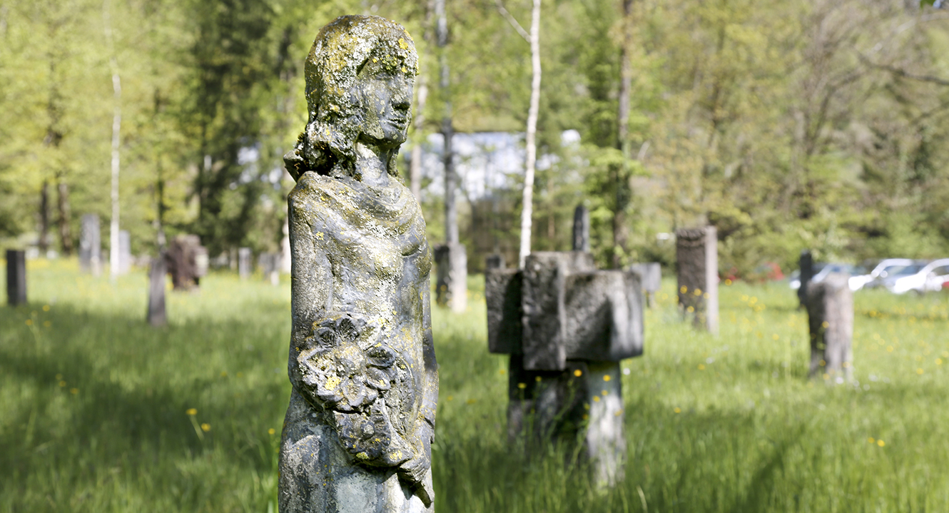 Verwitterte Skulptur auf dem Friedhof Friedental in Luzern.