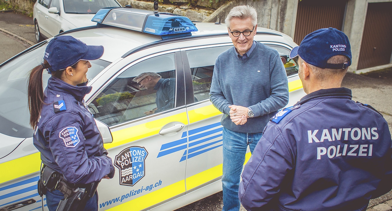 Polizistin und Polizist der Kapo Aargau mit Polizei Psychologe Horst Hablitz.