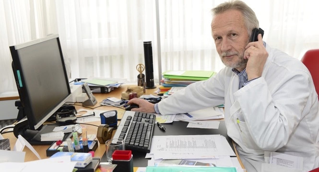 Dr. Roland Kunz an seinem Pult im Büro