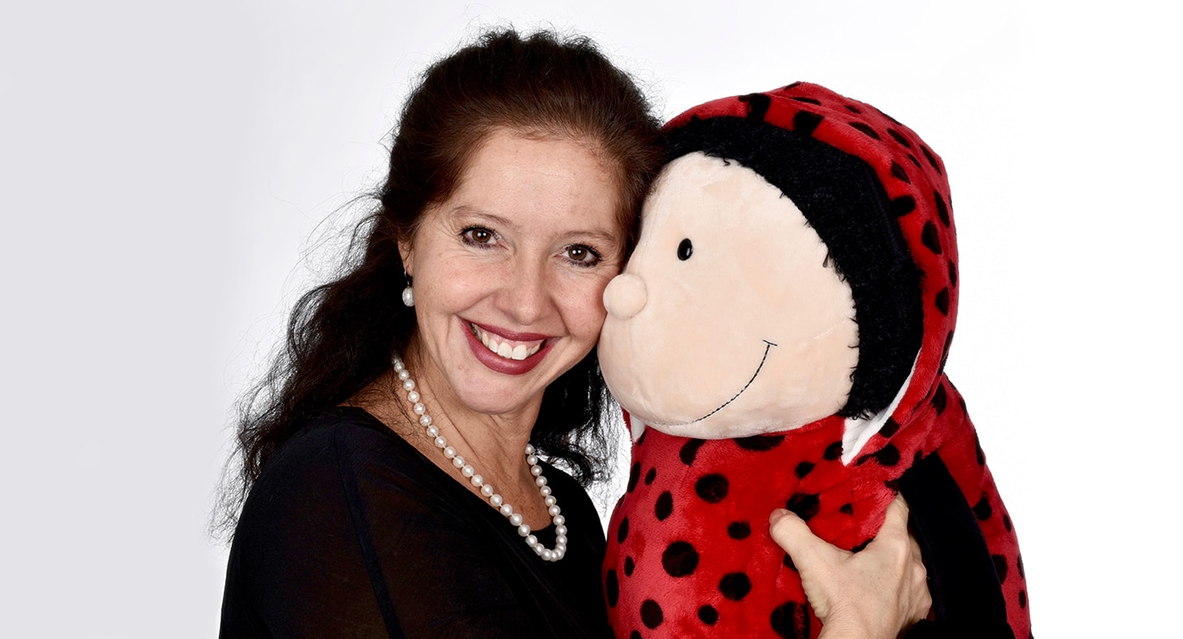 Sabine Shah mit dem Maskottchen ihrer Jasmina Soraya Fondation