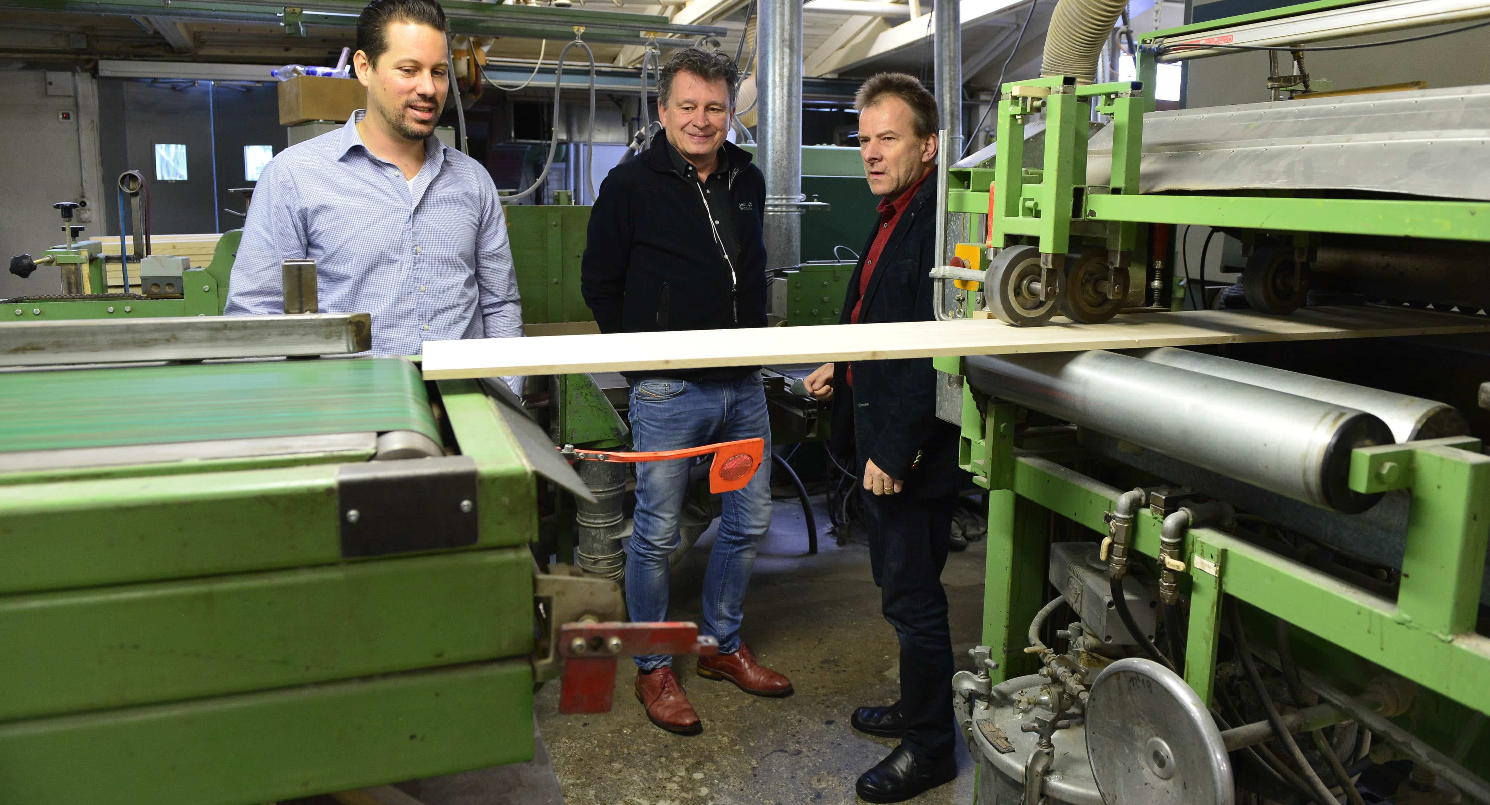 Nicolas Gehrig (l.) und Martin Schuppli zusammen mit Sargfabrikant und Bestatter Urs Gerber (r.)