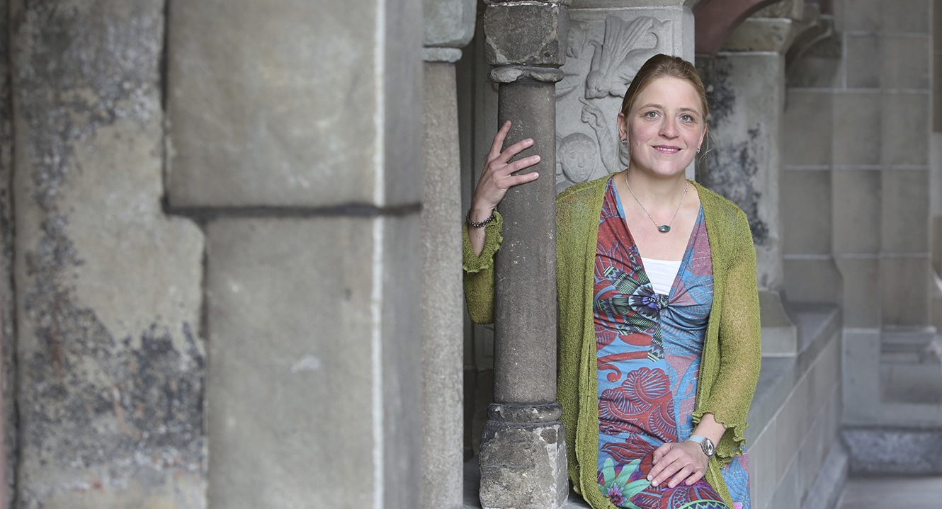 Vera Briner im Kreuzgang der Zürcher Fraumünsterkirche.