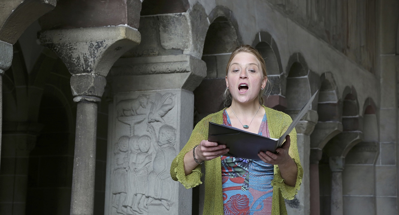 Vera Briner verzaubert mit glockenheller Stimme die geschäftige Stimmung rund um den Kreuzgang der Fraumünsterkirche in Zürich.