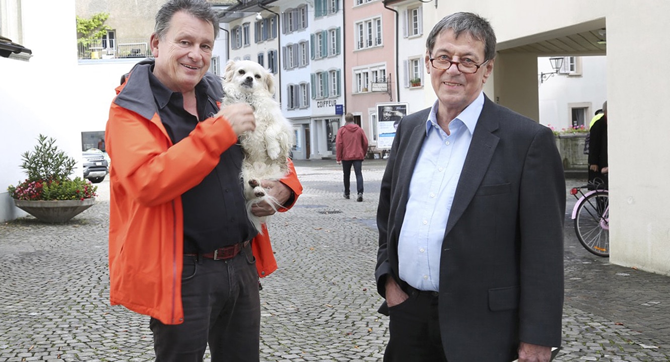 Trafen sich in Aarau zum Schwatz und für einen Fototermin: Trauerredner Jörg Bertsch (r.) und DeinAdieu-Autor Martin Schuppli.