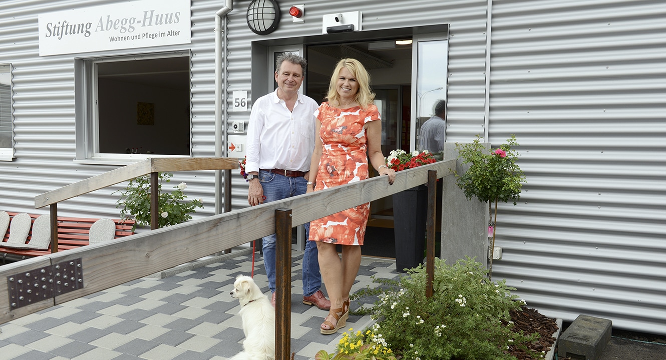 Kathrin Rauchenstein und DeinAdieu-Autor Martin Schuppli vor dem Provisorium des Abegg-Huus in Rüschlikon.