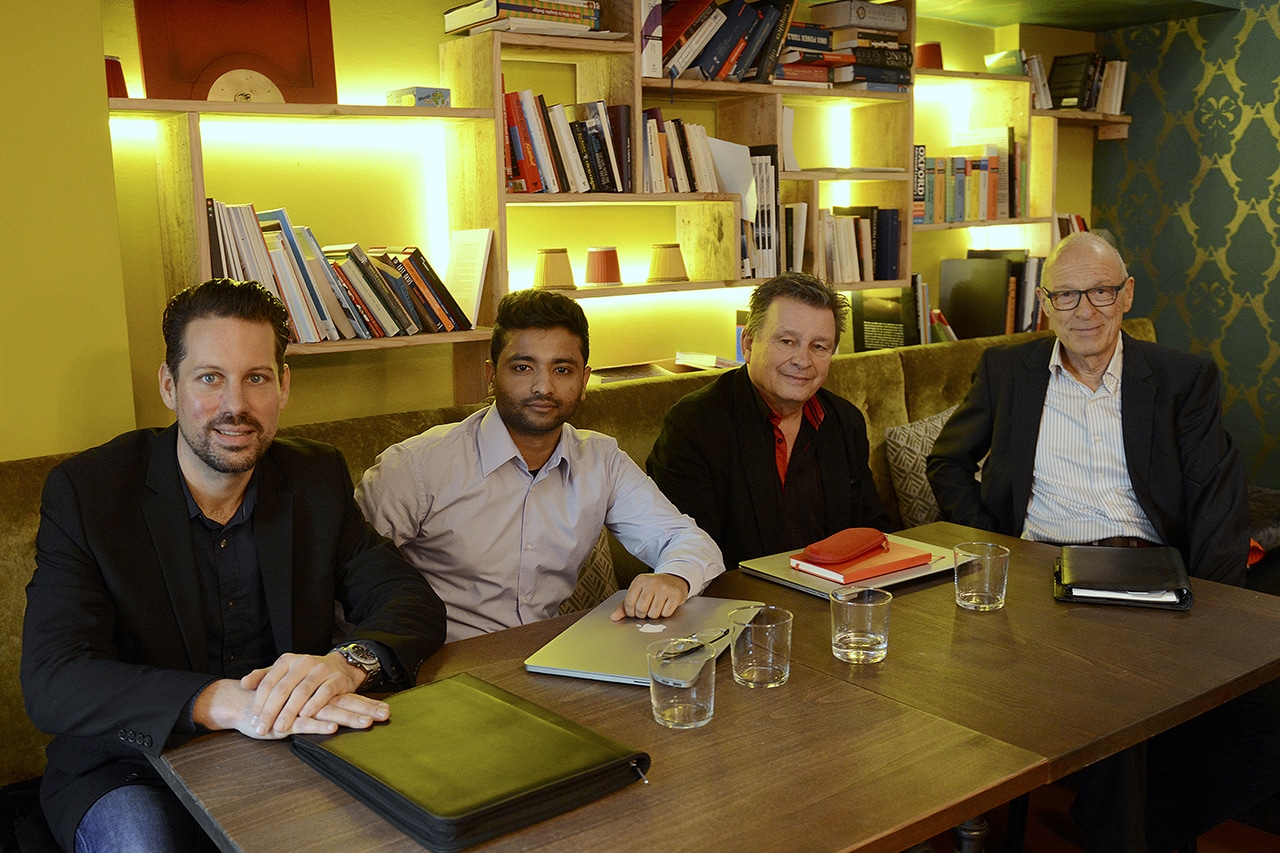 Arbeitsplatz in der «guten Stube» des Café Auer in Zürich. Von links: Nicolas Gehrig, CEO, Hasan Parag, Technik, Martin Schuppli, Autor und Jürg Wachter, Events. (Foto: Paolo Foschini)