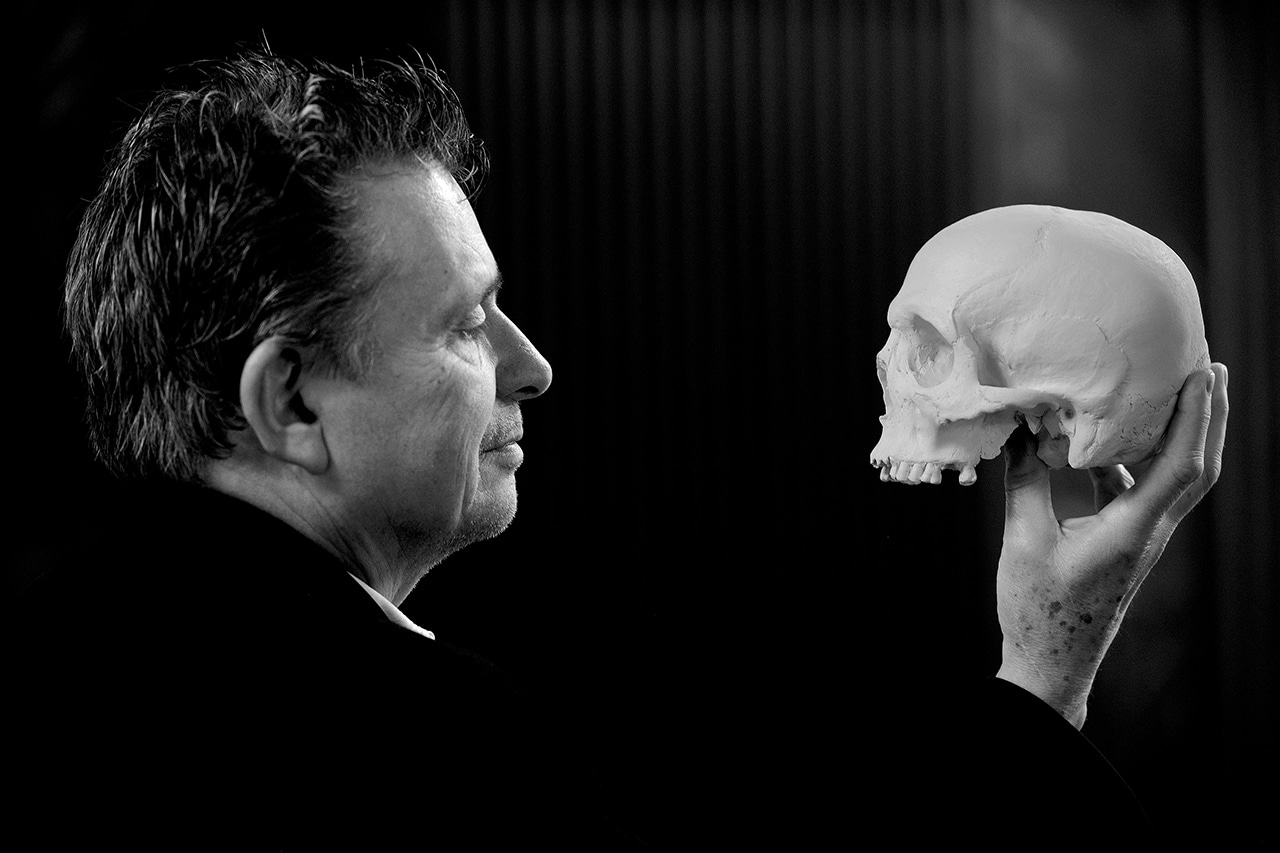 Tod. DeinAdieu-Autor Martin Schuppli mit Schädel