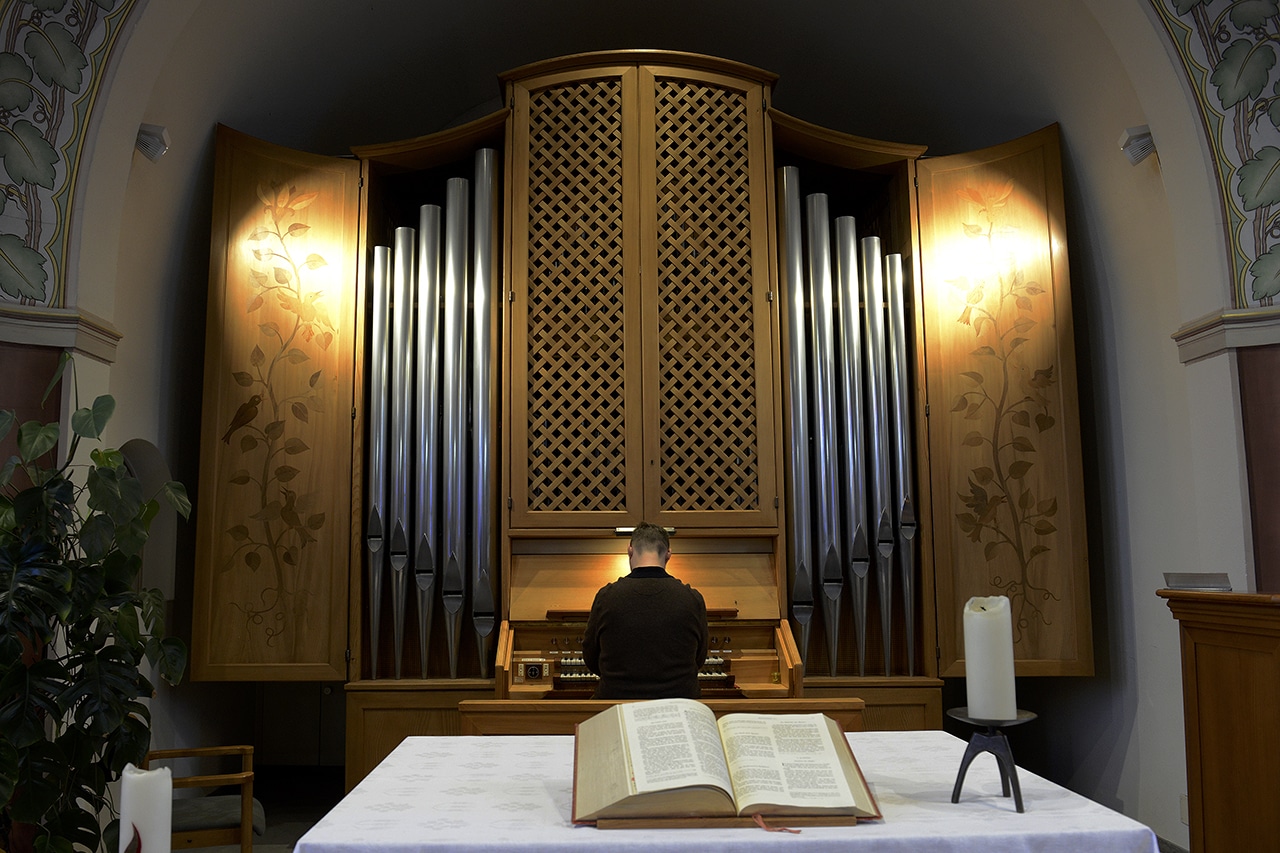 Alexander Seidel spielt die Orgel der Kirche Wollerau SZ