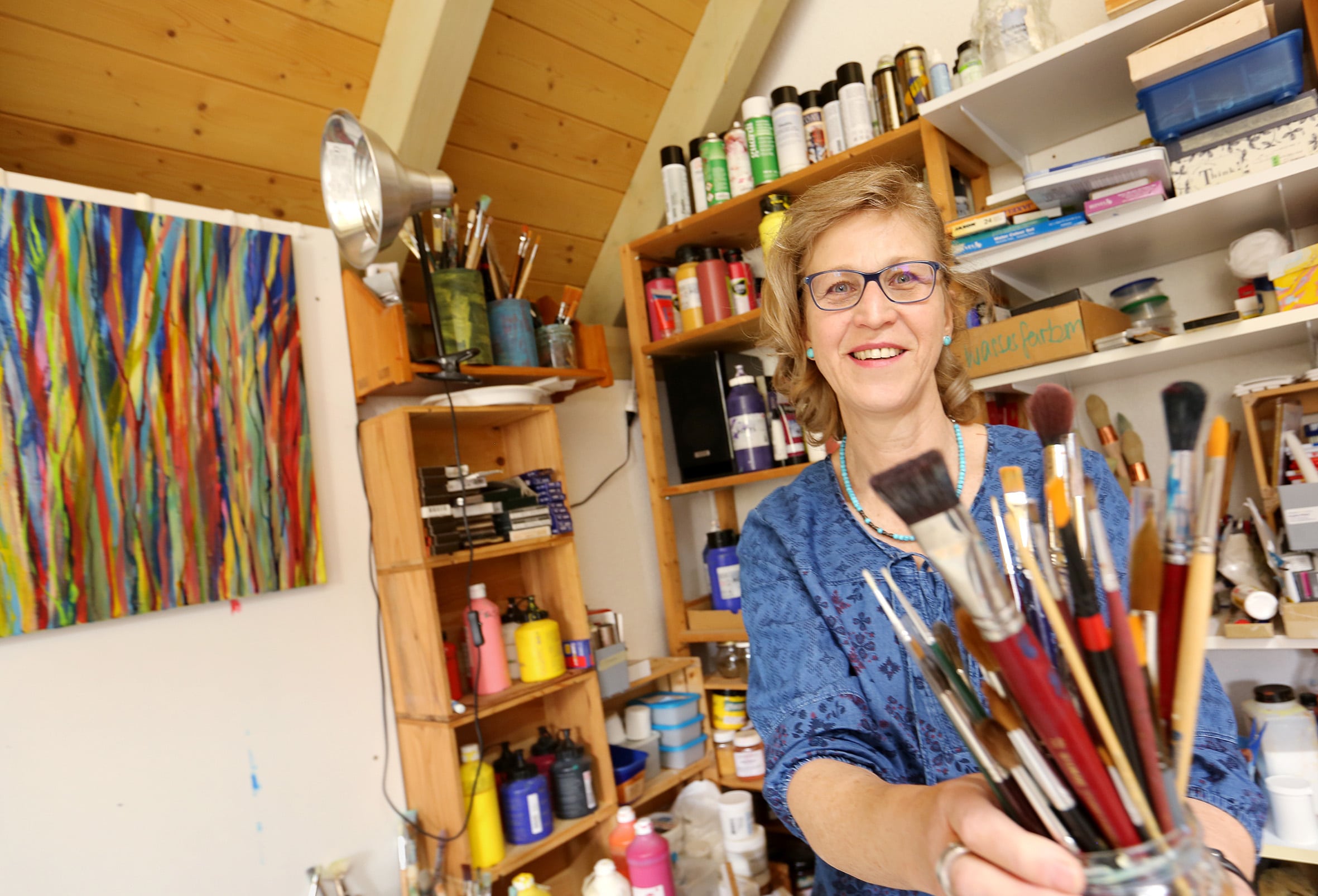 Maltherapie: Eine farbenfrohe Welt. Brigitta Pfister in ihrem Atelier. (Foto: Peter Lauth)