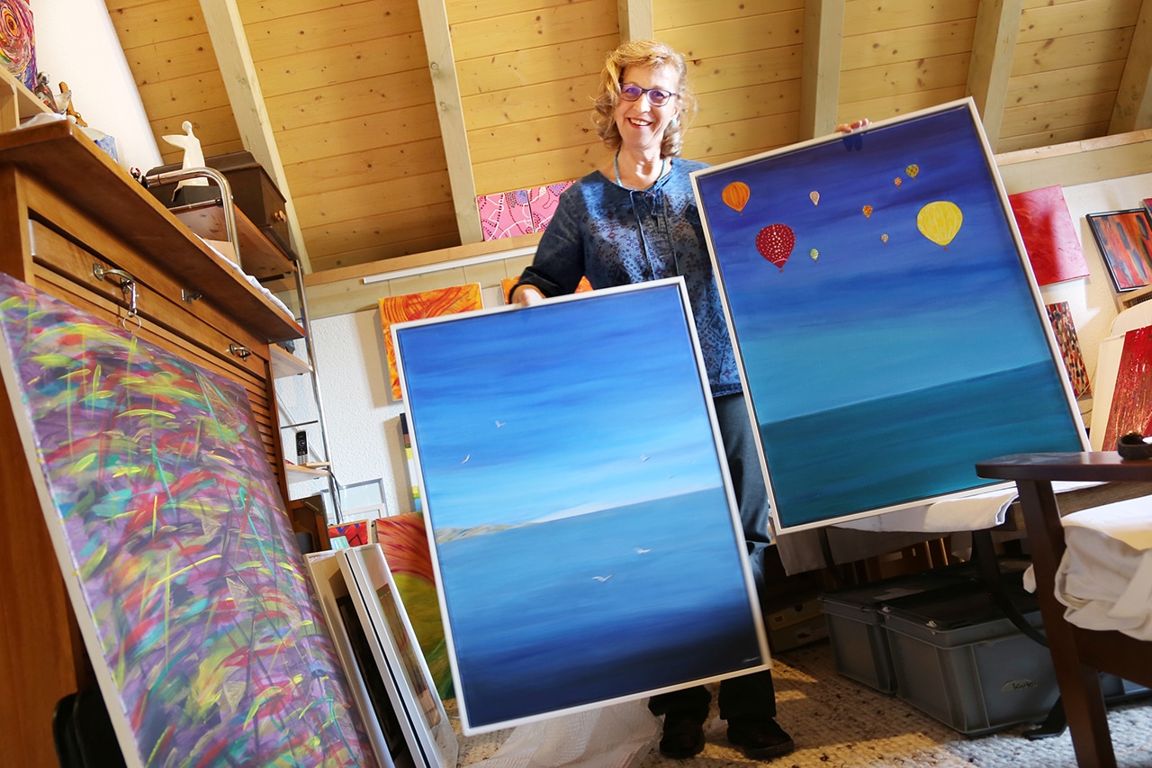 Luftiges Blau. Diese beiden Bilder gehören zu ihren Lieblingen. «Wollte sie jemand kaufen, könnte ich mich schon trennen», sagt Brigitta Pfister. (Foto: Peter Lauth)