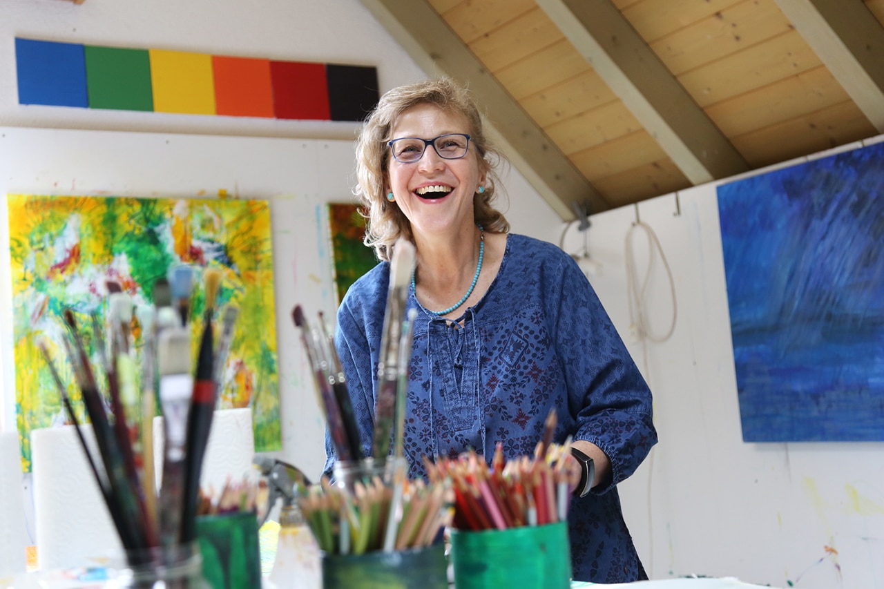 Maltherapie: Farben stimmen fröhlich. Brigitta Pfister steckt einen an mit ihrem herzlichen Lachen. (Foto: Peter Lauth)