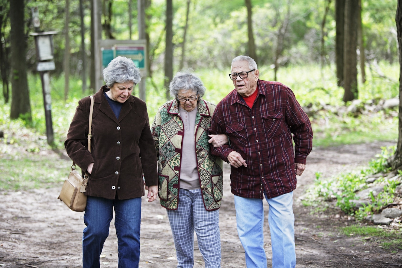 Vorsorgeauftrag: Älteres Paar spaziert im Wald.