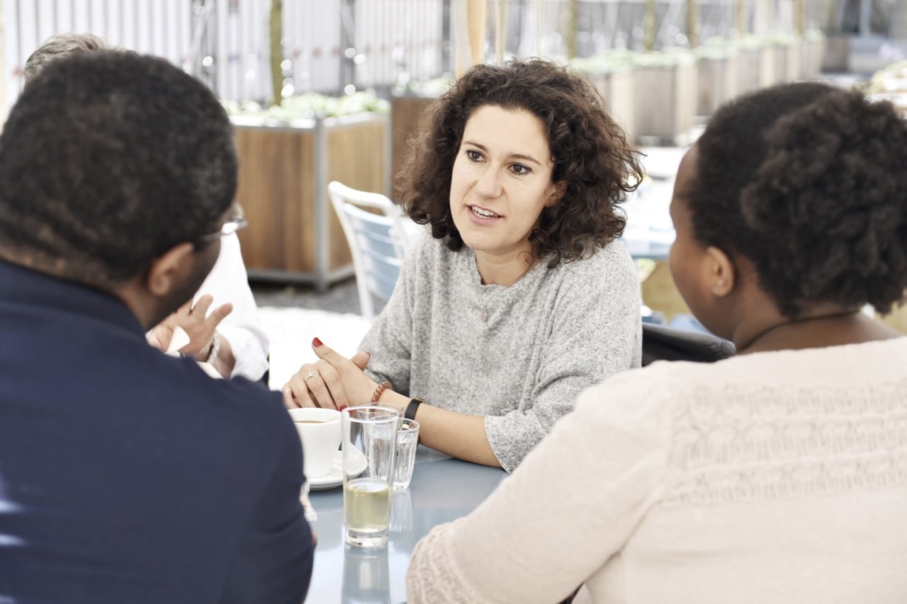 Karin Mathys berät Ruandische Flüchtlinge