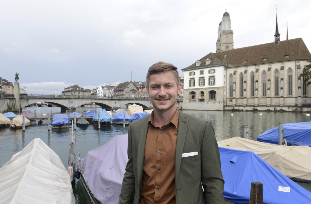 Bestattungsplaner Yannick Landolt vor dem Grossmünster