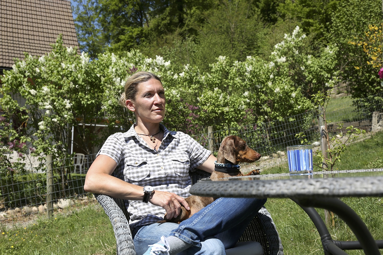 Sterbebegleiterin Caroline Hoerdt mit Dackeldame Gina