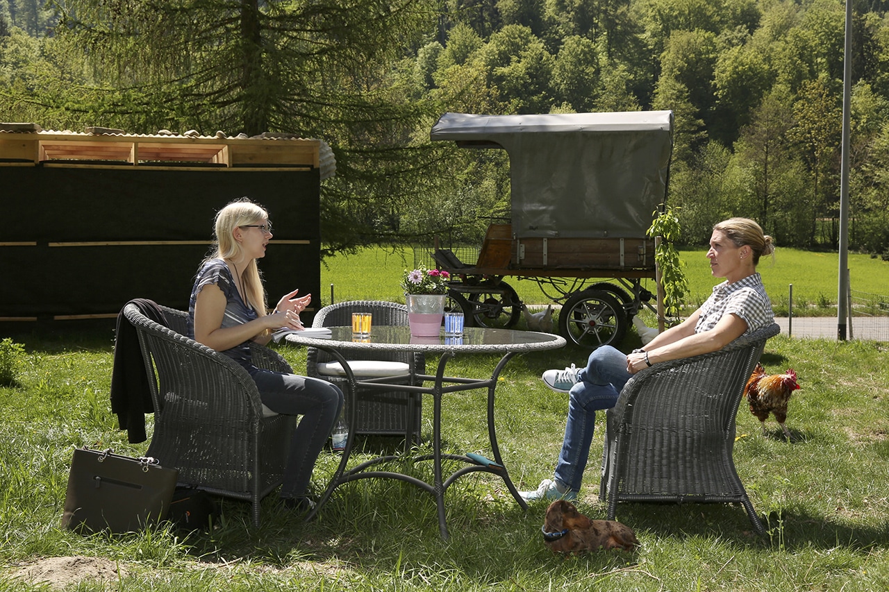 Im Garten zwischen gackernden Hühnern und umgeben von lauschiger Natur unterhalten sich Redaktorin Larissa Hunziker (links) und Sterbebegleiterin Caroline Hoerdt. (Foto: Peter Lauth)