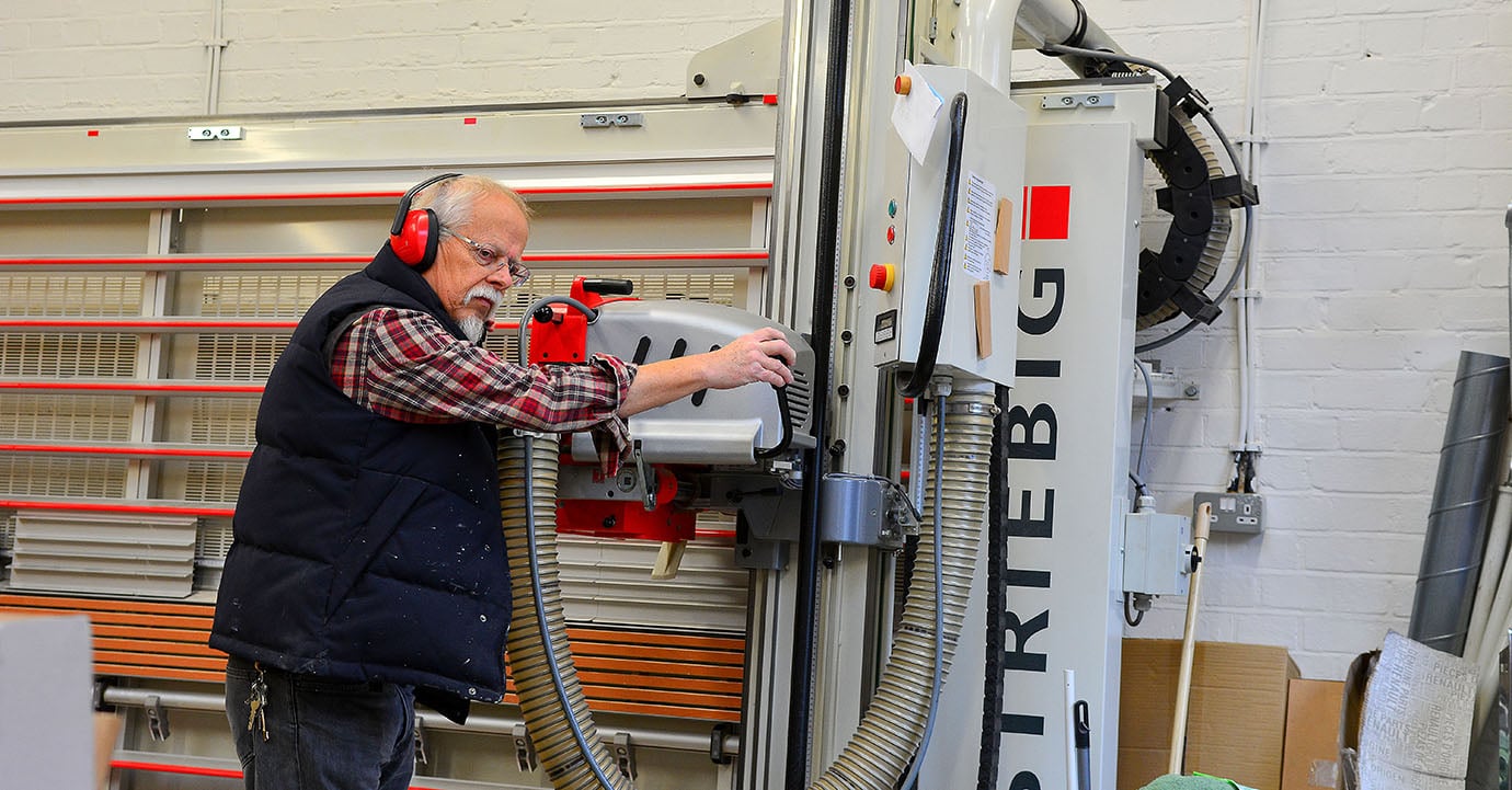 Nierenpatient Herber Müller in seinem Workshop