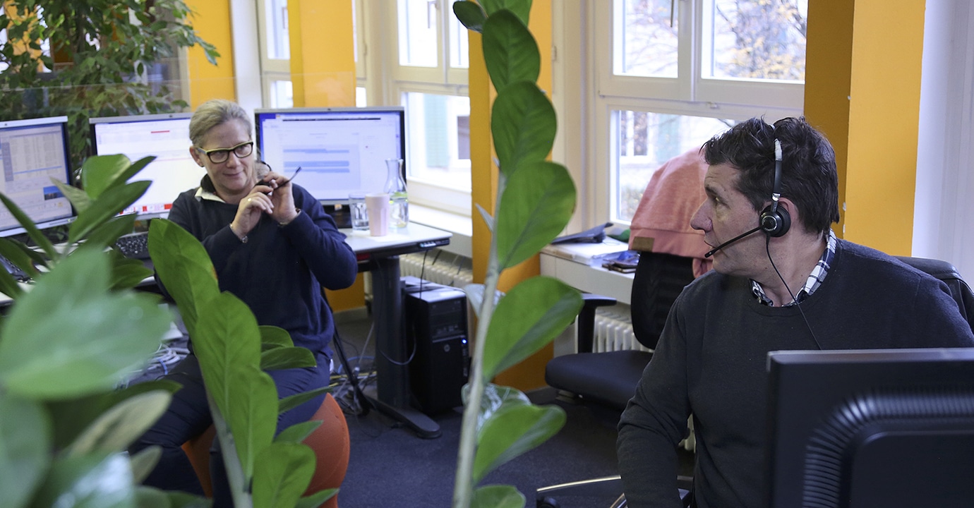 SRK-Notrufzentrale: Karin Hovadik und Fabio Pizzini