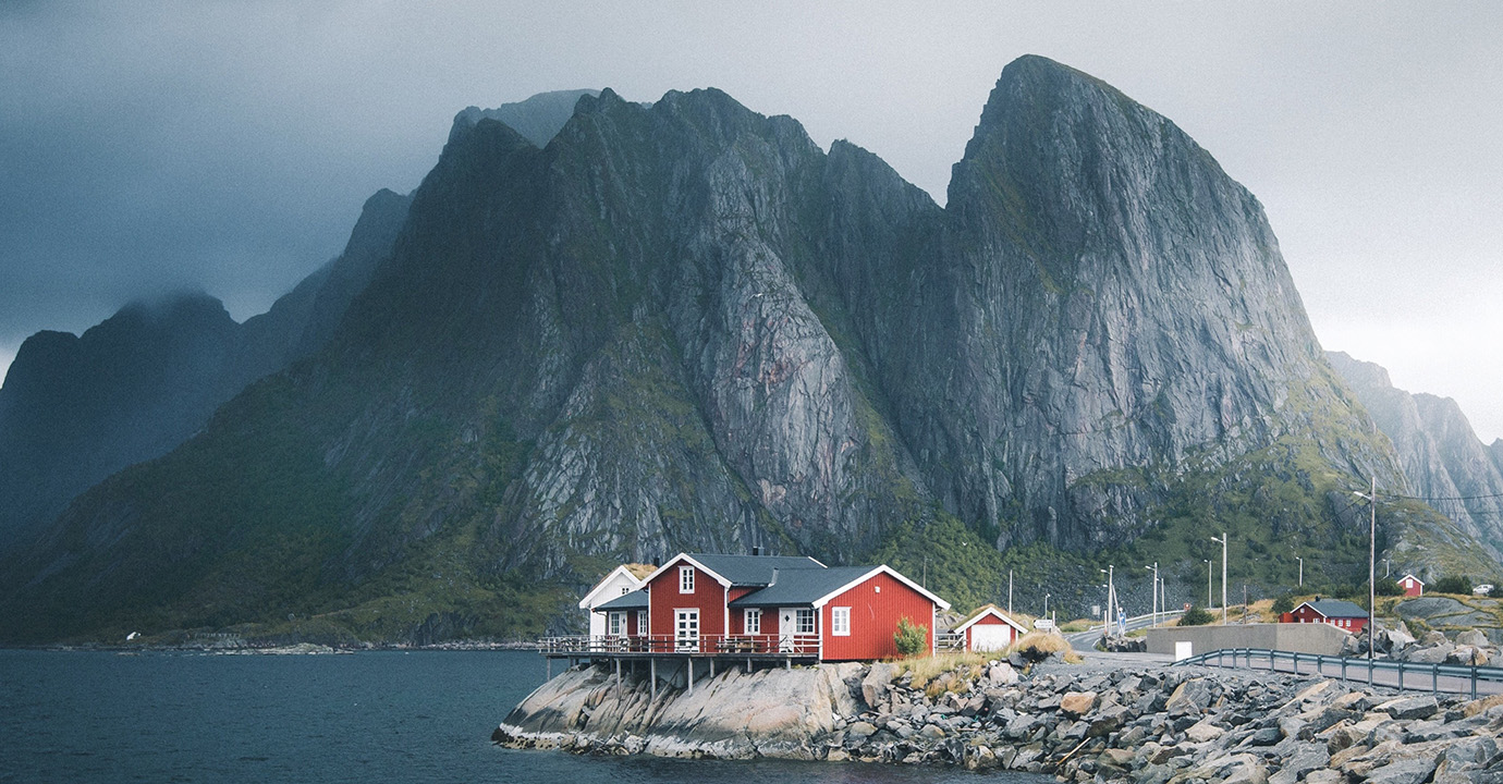 Häusergruppe auf den Lofoten. (Foto: ©Valentin Manhart, TwinTheWorld.ch)