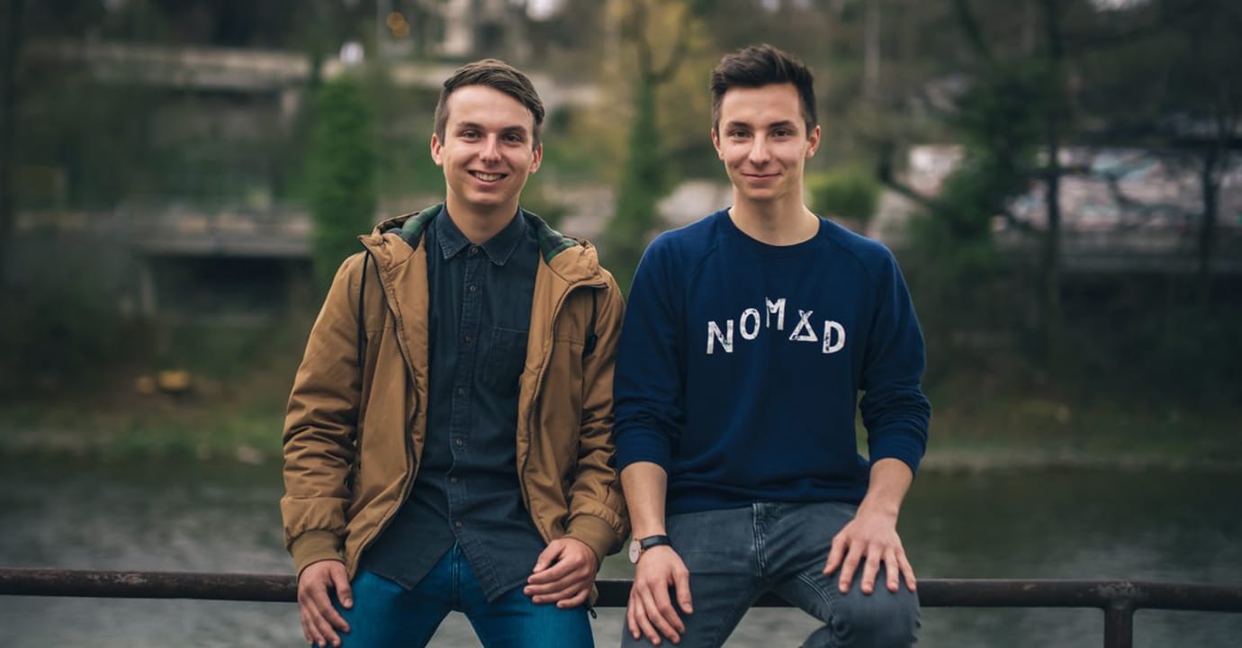 Valentin Manhart, 21, mit seinem Cousin Roman Flepp, 22. (Foto: ©Valentin Manhart, TwinTheWorld.ch)