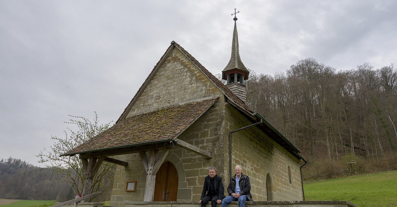 Markus Freudiger, Geschäftsleiter der Lepra-Mission Schweiz mit DeinAdieu-Autor Martin Schuppli vor der Bartholomäus-Kapelle bei Burgdorf BE