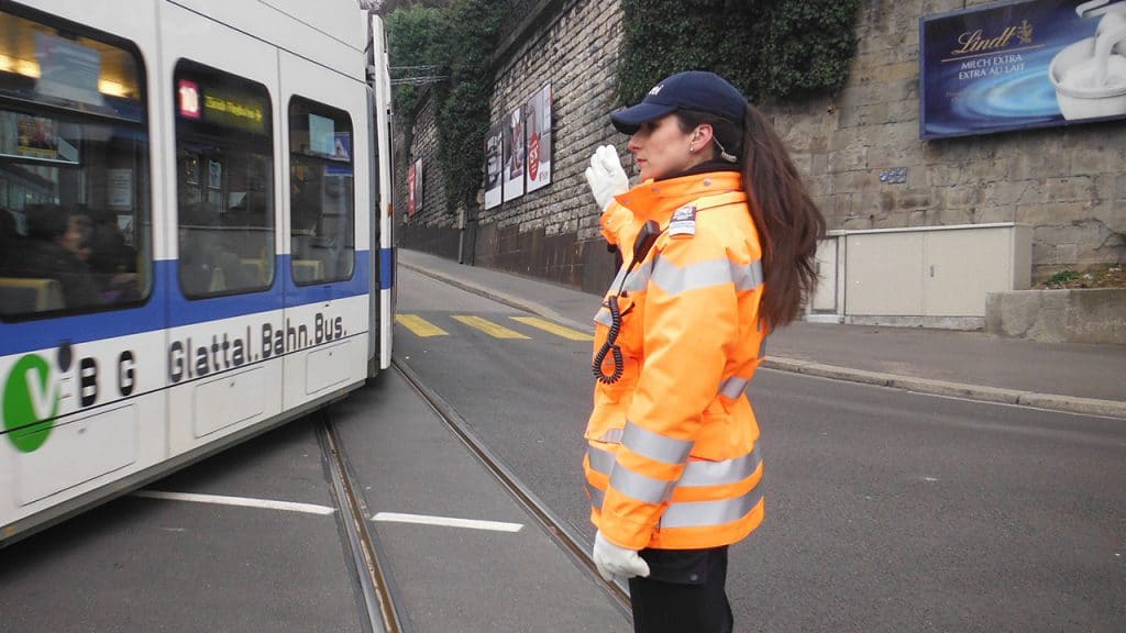 Schwere Geburt, Ivana D'Addario als Verkehrspolizistin