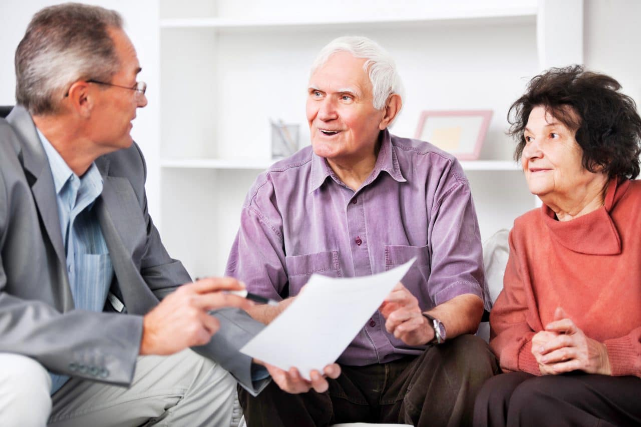 Älteres Paar bespricht mit Ihrem Finanzberater