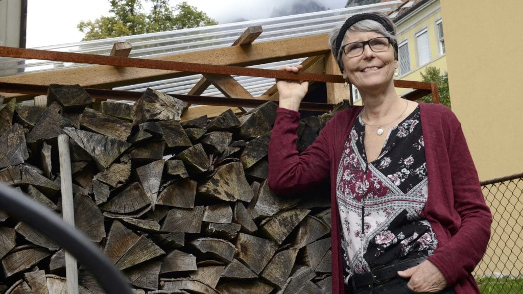 Irene Zeller steht vor einer Holzbeige in Walenstadt