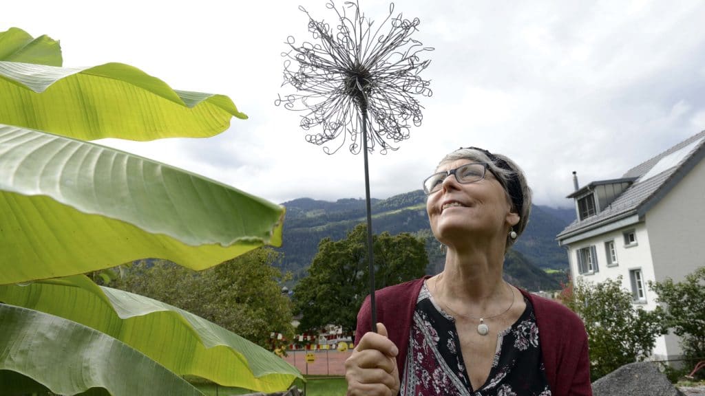 Irene Zeller mit ihrer Pusteblume aus Draht