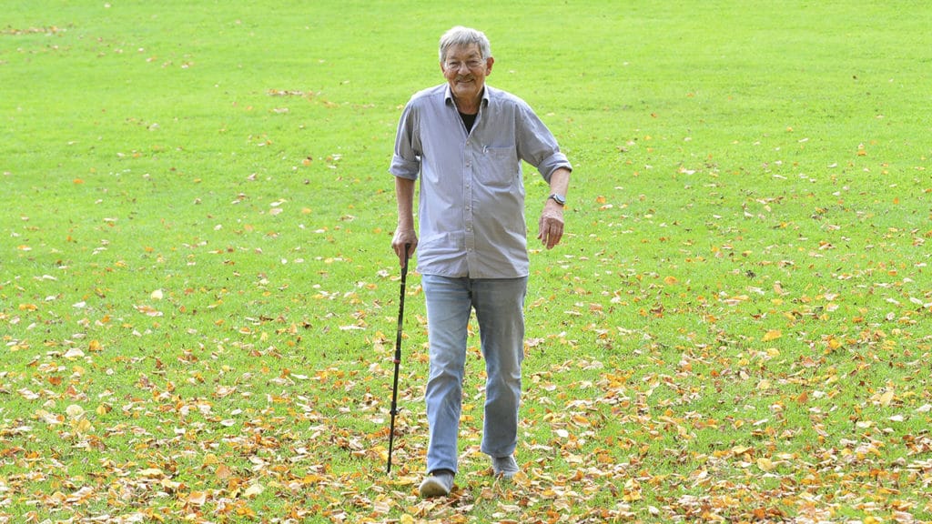 Ruedi Rohr mit Gehstock auf Wiese