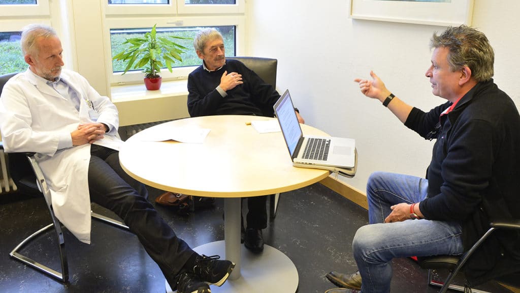 Dr. med. Roland Kunz im Gespräch mit DeinAdieu-Autor Martin Schuppli (Foto: Bruno Torricelli, 15. Dezember 2018).