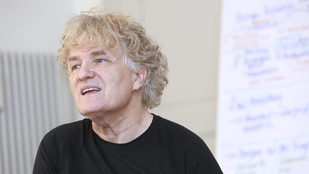 Franco Baumgartner, Mitarbeiter Dargebotene Hand, Tel. 143 Dargebotene Hand als Anbieterin für helfende Gespräche. Wenns passt, verhilft er zu Adressen, leitet Hilfesuchende weiter an Kriseninterventionszentren oder andere Institutionen. (Foto: Peter Lauth)