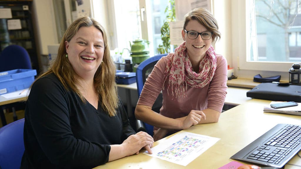 Ilona Schmidt mit Pflegefachfrau Nadja Inderkum (r.)