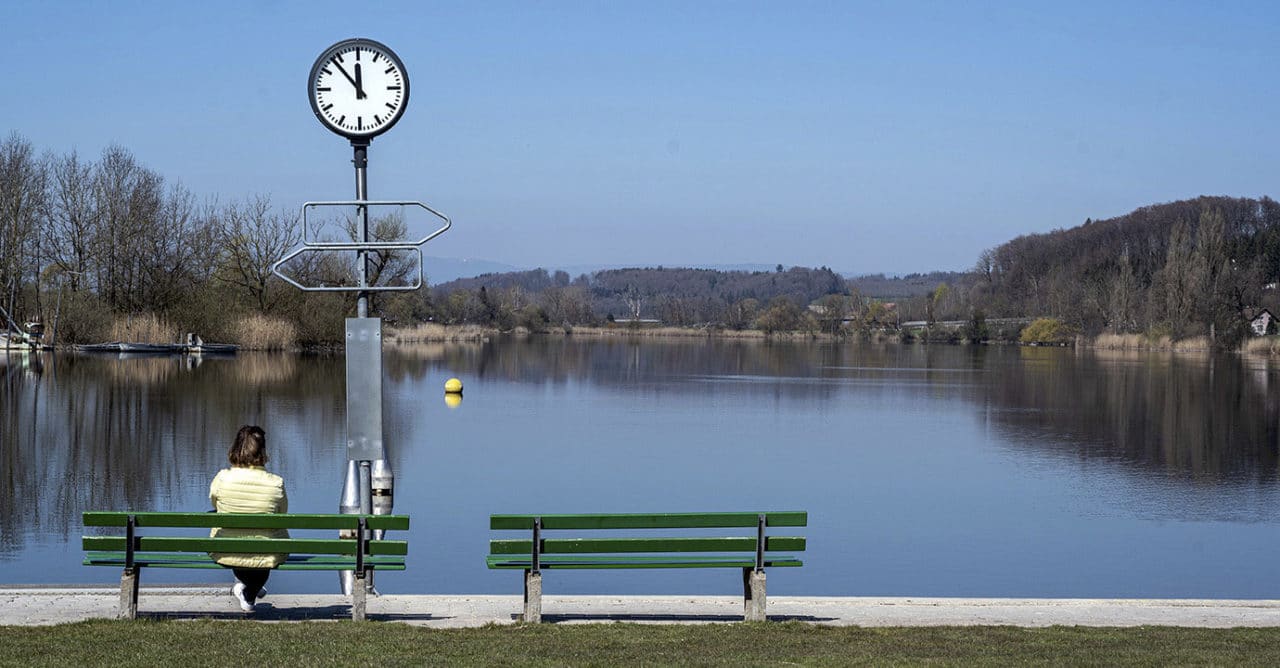 Corona-Seuche. Einsame Frau. Uhr zeigt fünf vor zwölf