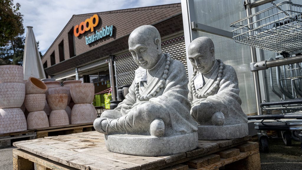 Corona-Lockerung: Buddha-Figuren im Gartencenter