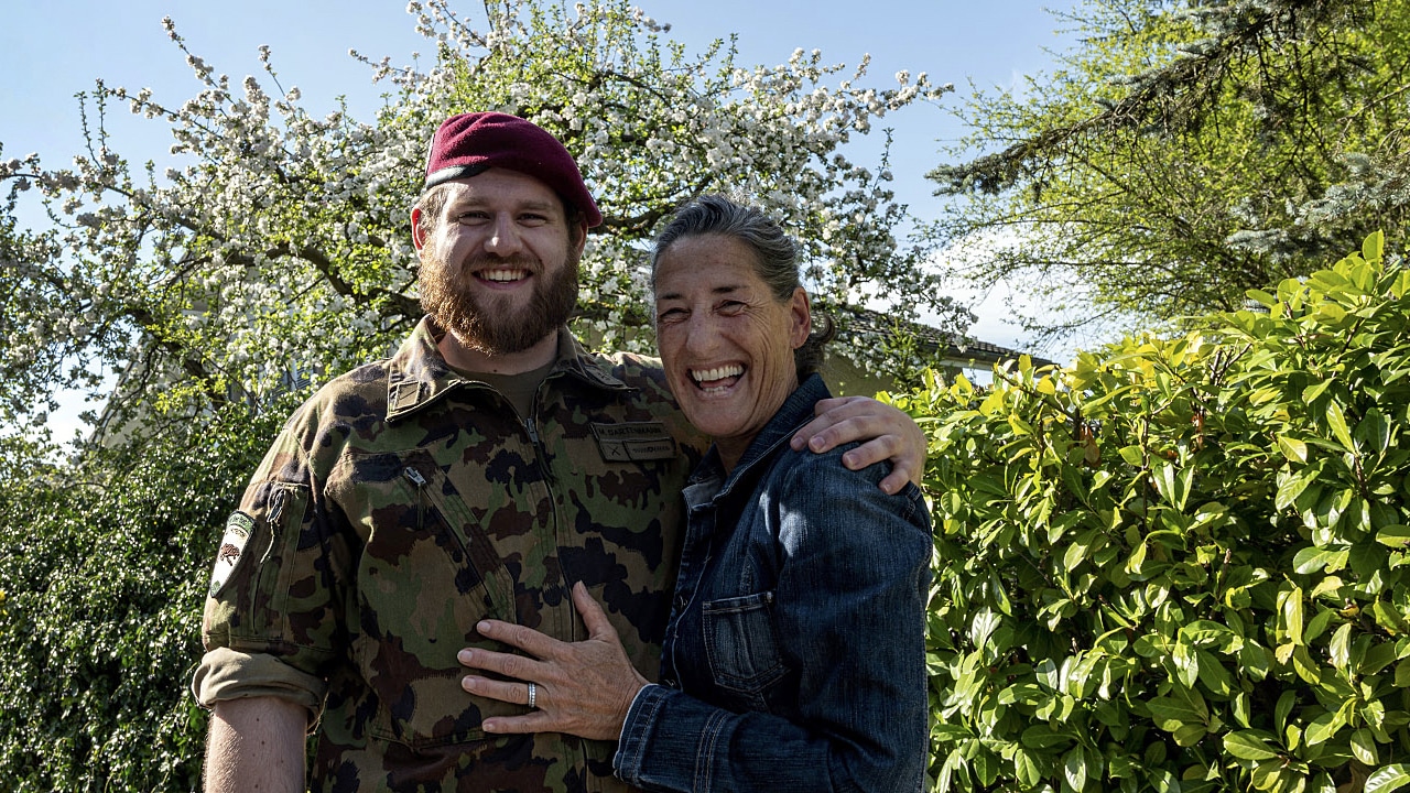 Corona-Lockerung: Fünf Wochen war Bänz im Aktivdienst. Mama Regula freut sich über seinen zweitägigen Kurzbesuch.