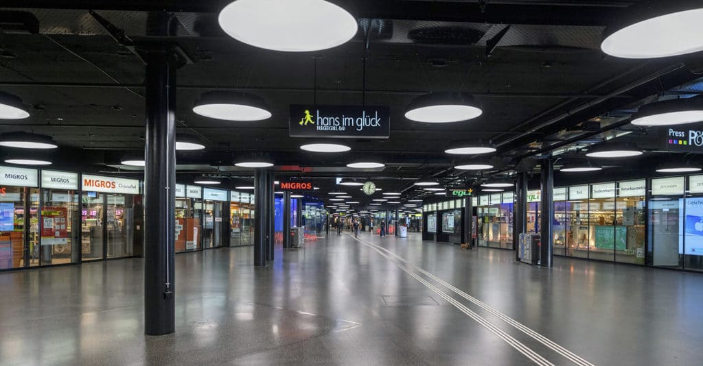 Corona-Zeit: leere Shopping-Hall im Bahnhof Bern