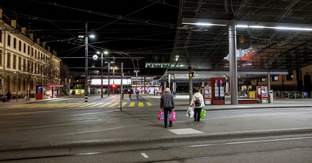 Corona-Zeit: Paar überquert leeren Berner Bahnhofoplatz