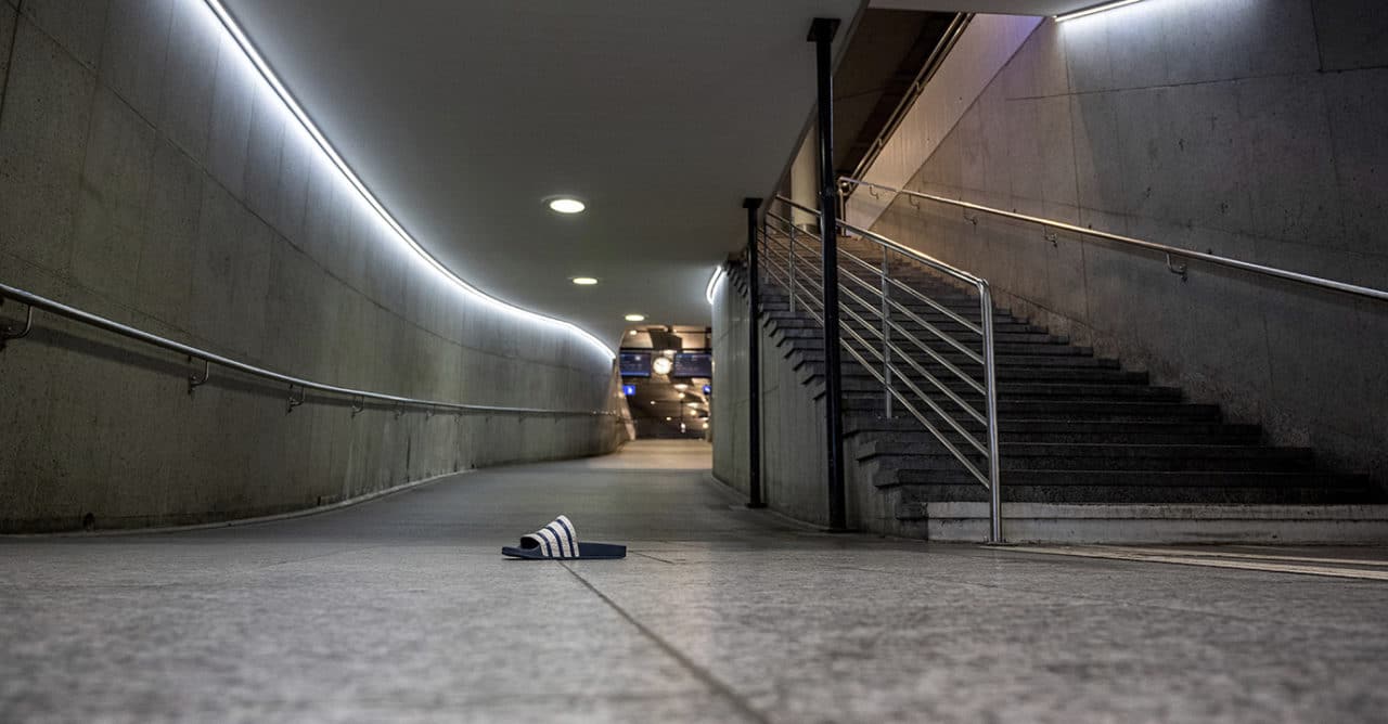 Corona-Zeit: einsame Adilette im Bahnhof Bern